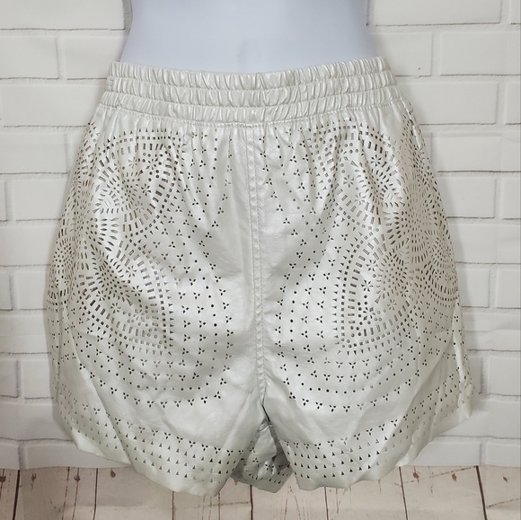 Blank NYC Pearl White Filigree Faux Leather Short - Picture 2 of 11